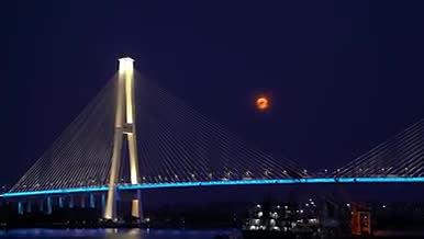 中秋节日氛围实拍大桥月亮场景视频的预览图